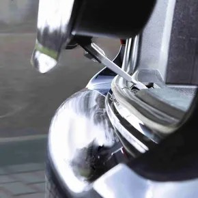 Stange im Kofferraum des Autos, um dem Fahrzeug 10 cm Frischluft zuzuführen